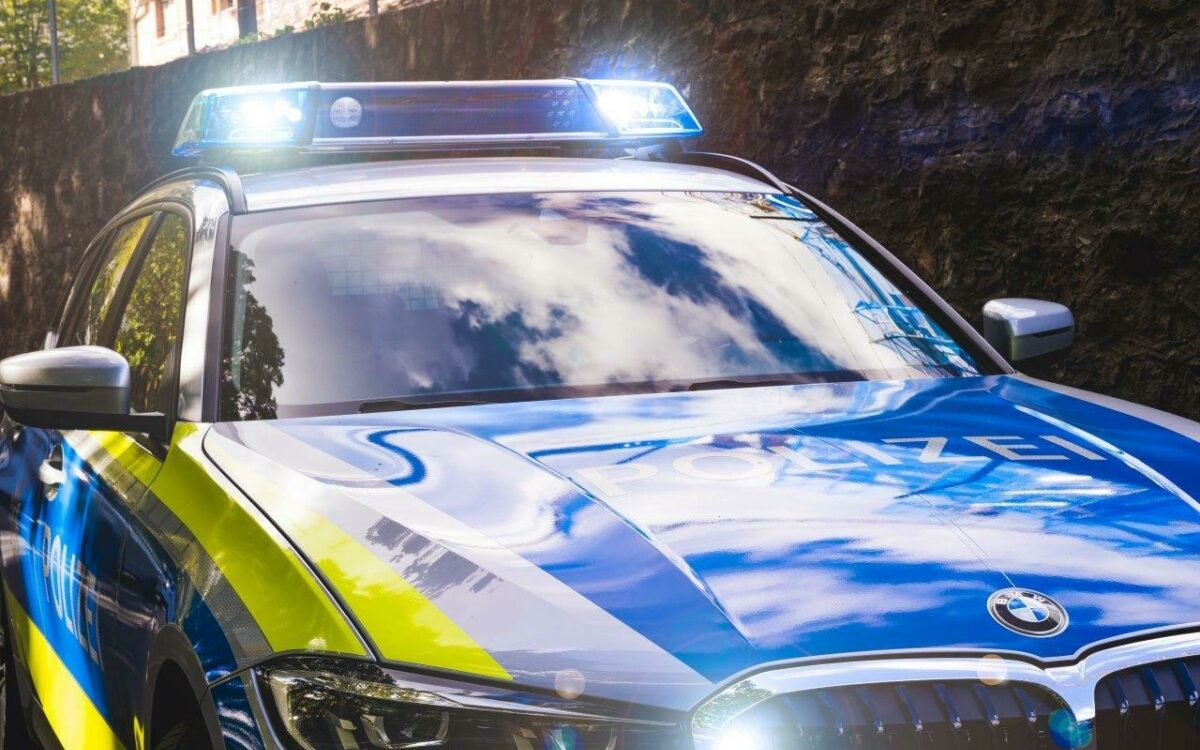 Polizei im Einsatz ein Polizeiauto steht mit Blaulicht am Straßenrand Polizei im Einsatz ein Polizeiauto steht mit Blaulicht am Straßenrand